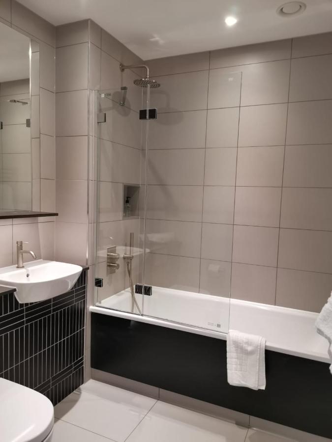 Heathrow North Apartments By Charles Hope Hounslow Extérieur photo